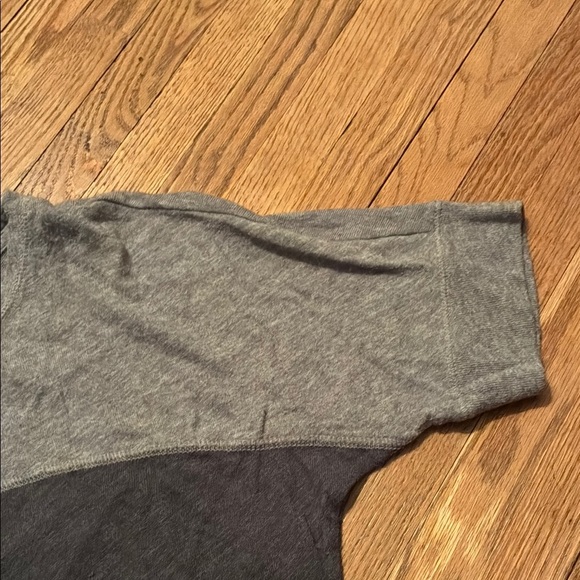 Aeropostale Gray Short Sleeve Tee with Color-Block Design - Picture 4 of 10